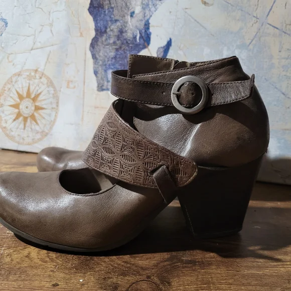 Miz Mooz Dale Ankle Boots. Distinctive Brown Patterned Cross Over Strap. - Picture 2 of 8